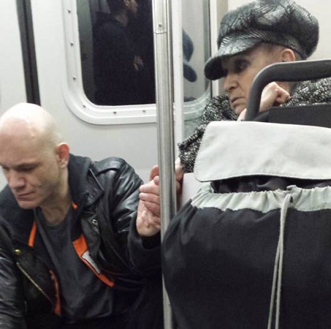 Бабушка успокоила буйного мужчину в метро